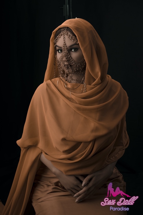 Muslimische Sexpuppe mit islamischem Schleier